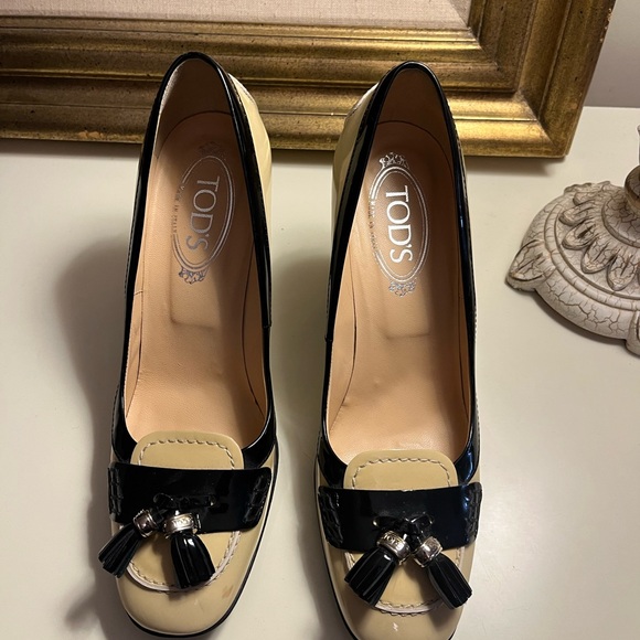 Never Worn | Tod's Beige-Cream/Black Patent Leather Tassel Loafer Pumps! - Picture 3 of 15